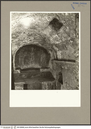 Vorderseite von Hutzel, Max [https://www.deutsche-digitale-bibliothek.de/content/lizenzen/rv-fz/] Sant'Urbano alla Caffarella - Altar (Ausschnitt) mit Nische, bh100868_recto. Foto.