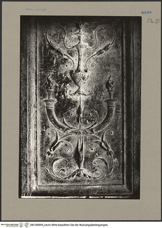 Vorderseite von ICCD [https://www.deutsche-digitale-bibliothek.de/content/lizenzen/rv-ez/] Grabmal des Pietro da Vicenza Bischof von Cesena - Detail: Zierfeld, bh100899_recto. Foto.