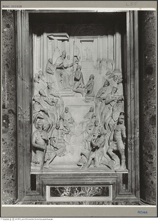 Vorderseite von ICCD [https://rightsstatements.org/page/CNE/1.0/] Grabmal Pius' V.Der Papst überreicht Marcantonio Colonna das Banner Christi - , bh100921_recto. Foto.