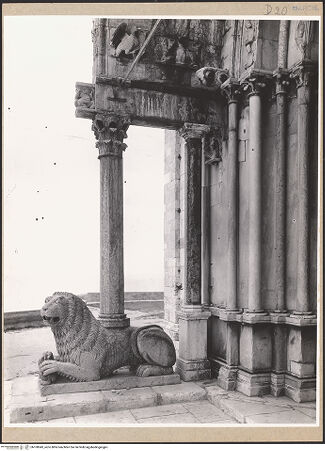 Vorderseite von ICCD [https://www.deutsche-digitale-bibliothek.de/content/lizenzen/rv-ez/] HauptportalPortalbaldachin - Linke Seite, bh100943_recto. Foto.