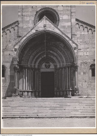 Vorderseite von ICCD [https://www.deutsche-digitale-bibliothek.de/content/lizenzen/rv-ez/] Hauptportal - Frontalansicht (von Süden), bh101017_recto. Foto.