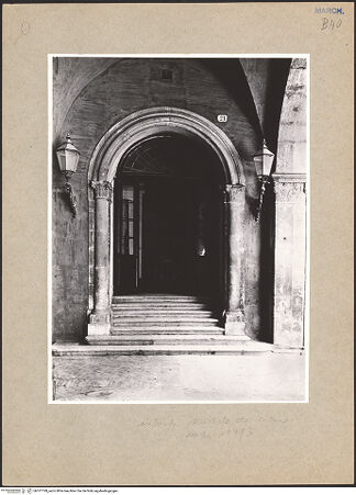 Vorderseite von ICCD [https://www.deutsche-digitale-bibliothek.de/content/lizenzen/rv-ez/] Palazzo del Governo - Ostportikus, Eingang zur Treppe, bh101199_recto. Foto.