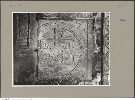 Vorderseite von ICCD [https://www.deutsche-digitale-bibliothek.de/content/lizenzen/rv-ez/] Sammlung aus Flachreliefs und Fragmenten der ehemaligen Ausstattung - Fragmente mit Kreisornamenten und vegetabilen Elementen, bh101297_recto. Foto.