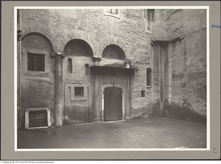 Vorderseite von ICCD [https://www.deutsche-digitale-bibliothek.de/content/lizenzen/rv-ez/] Santi Quattro CoronatiÄußeresZweiter Hof - Nördliche Wand mit den Säulen der ursprünglichen Basilika, bh101513_recto. Foto.