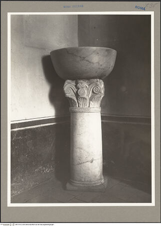 Vorderseite von ICCD [https://www.deutsche-digitale-bibliothek.de/content/lizenzen/rv-ez/] Weihwasserbecken auf einem Fuß mit frühmittelalterlichem Kapitell - Gesamtansicht, bh101514_recto. Foto.