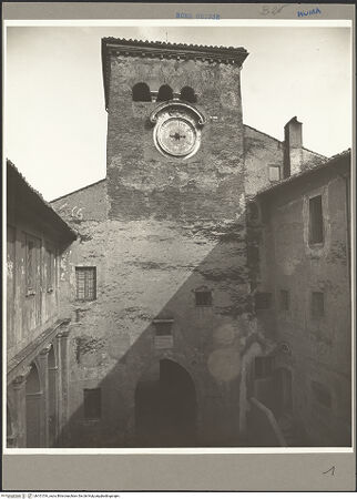 Vorderseite von ICCD [https://www.deutsche-digitale-bibliothek.de/content/lizenzen/rv-ez/] Santi Quattro CoronatiÄußeresErster Hof - zum Eingangsturm, Zustand 1900/1910, bh101516_recto. Foto.