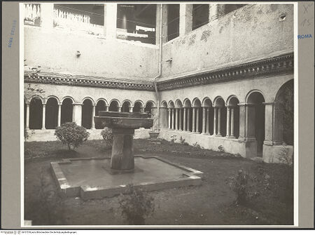 Vorderseite von ICCD [https://www.deutsche-digitale-bibliothek.de/content/lizenzen/rv-ez/] Santi Quattro CoronatiInneres - Nordöstliche Seite des Kreuzgangs und Brunnen, bh101518_recto. Foto.