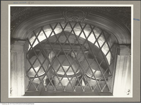 Vorderseite von ICCD [https://www.deutsche-digitale-bibliothek.de/content/lizenzen/rv-ez/] Santi Quattro CoronatiInneres - Blicl in die Grabkammer mit den Sarkophagen der vier Märtyrer, bh101519_recto. Foto.