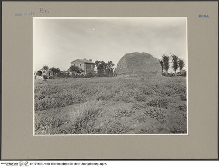 Vorderseite von ICCD [https://www.deutsche-digitale-bibliothek.de/content/lizenzen/rv-fz/] Sant'Urbano alla Caffarella - Bau von Südwesten in seiner Umgebung, bh101568_recto. Foto.