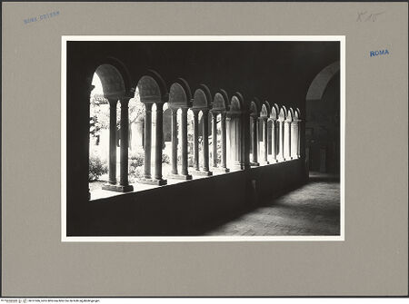 Vorderseite von ICCD [https://www.deutsche-digitale-bibliothek.de/content/lizenzen/rv-ez/] Santi Quattro CoronatiInneres - Blick von Innen auf Arkatur, bh101586_recto. Foto.