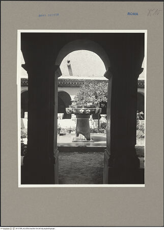 Vorderseite von ICCD [https://www.deutsche-digitale-bibliothek.de/content/lizenzen/rv-ez/] Santi Quattro CoronatiInneres - Blick aus dem Kreuzgang auf den Brunnen, bh101589_recto. Foto.