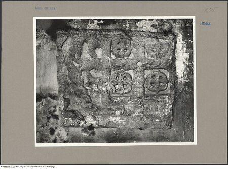 Vorderseite von ICCD [https://www.deutsche-digitale-bibliothek.de/content/lizenzen/rv-ez/] Sammlung aus Flachreliefs und Fragmenten der ehemaligen Ausstattung - verwittertes Fragment mit Kreisornament und Kreuzen, bh101591_recto. Foto.