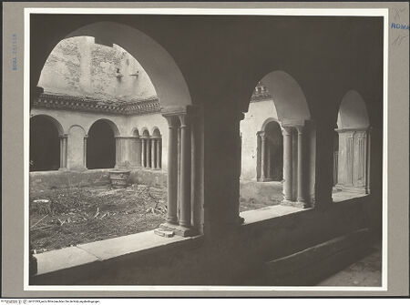 Vorderseite von ICCD [https://www.deutsche-digitale-bibliothek.de/content/lizenzen/rv-ez/] Santi Quattro CoronatiInneres - Blick aus dem Kreuzgang in den Hof, bh101593_recto. Foto.