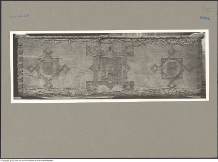 Vorderseite von ICCD [https://www.deutsche-digitale-bibliothek.de/content/lizenzen/rv-ez/] Cassone mit geometrischen Ornamentbeschlägen und Wappenschilden - Gesamtansicht (Bildauschnitt ohne Umgebung der Truhe), bh101594_recto. Foto.