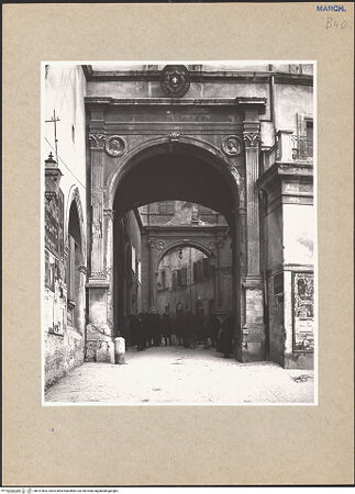 Vorderseite von ICCD [https://www.deutsche-digitale-bibliothek.de/content/lizenzen/rv-ez/] Palazzo del GovernoFassade zur Piazza del Plebiscito - Portal zum Hof, bh101603_recto. Foto.