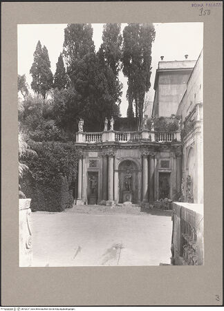 Vorderseite von Archivio Fotografico Musei Vaticani [https://www.deutsche-digitale-bibliothek.de/content/lizenzen/rv-ez/] Giardini ColonnaUnterer Garten - Frontaler Blick von Westen auf das Nymphäum., bh102217_recto. Foto.