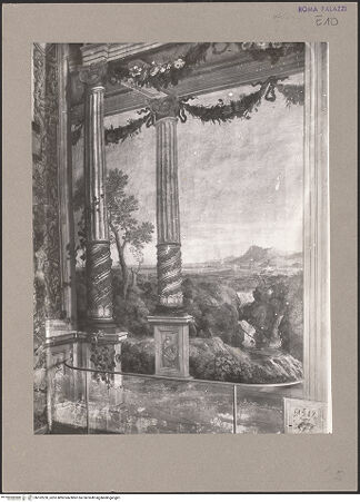 Vorderseite von Musei Vaticani, Archivio Fotografico [https://www.deutsche-digitale-bibliothek.de/content/lizenzen/rv-ez/] Weite Landschaften hinter illusionistischer Kolonnade mit bekrönender BalustradeLandschaft mit Stromschnellen, weiter Ebene und Bergen - Ausschnitt der Landschaftsdarstellung, davor Handlauf, bh102220_recto. Foto.