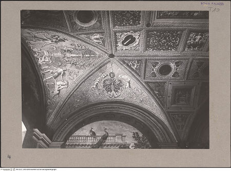 Vorderseite von Musei Vaticani, Archivio Fotografico [https://www.deutsche-digitale-bibliothek.de/content/lizenzen/rv-ez/] Gewölbedekoration all'anticaGroteske aus Ranken und fanfarenblasenden Faunen - Gesamansicht der Stichkappe in der südwestlichen Ecke, bh102221_recto. Foto.
