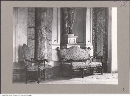 Vorderseite von Archivio Fotografico Musei Vaticani [https://www.deutsche-digitale-bibliothek.de/content/lizenzen/rv-ez/] Palazzo ColonnaCoffee House - Obergeschoss, Historische Aufnahme, Detail: Möbel, bh102227_recto. Foto.