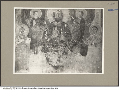 Vorderseite von Hutzel, Max [https://rightsstatements.org/page/CNE/1.0/] Szenen aus dem Leben und der Passion Christi, verschiedene Märtyrer und Szenen aus der Vita der Heiligen Urban und CaeciliaSegnender Christus, flankiert von zwei Engeln, Petrus und Paulus - Ausschnitt, bh102340_recto. Foto: Hutzel, Max.