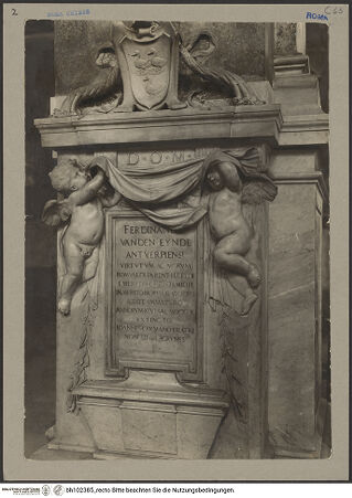 Vorderseite von Luce [https://www.deutsche-digitale-bibliothek.de/content/lizenzen/rv-ez/] Grabmal für Ferdinand van den Eynde - Gesamtansicht, von rechts, bh102385_recto. Foto.