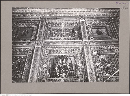 Vorderseite von Musei Vaticani Archivio Fotografico [https://www.deutsche-digitale-bibliothek.de/content/lizenzen/rv-ez/] Kassettendecke mit Wappen von Kardinal Andrea Della Valle - Teilansicht, bh102413_recto. Foto.