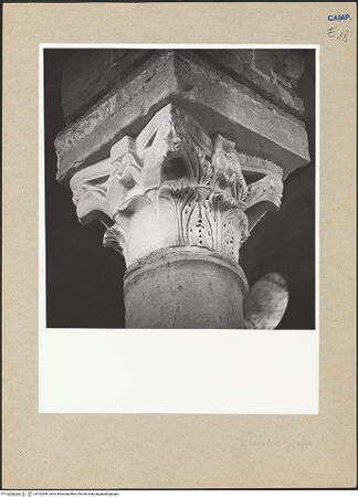 Vorderseite von Hutzel, Max [https://www.deutsche-digitale-bibliothek.de/content/lizenzen/rv-ez/] Kapitelle der Nordarkade und des NordseitenschiffesKapitell 7 - Seitenansicht, bh102499_recto. Foto: Hutzel, Max.