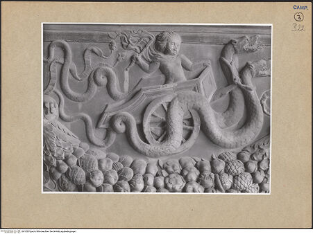 Vorderseite von ICCD [https://www.deutsche-digitale-bibliothek.de/content/lizenzen/rv-ez/] Triumphbogen Alfonsos VRechter Sockel - Linke Seite: Festonfries, Detail mit Schlangenwagen, bh102839_recto. Foto.