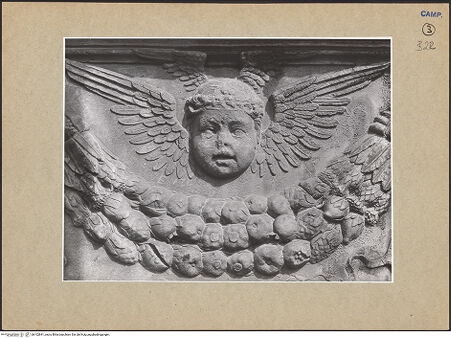 Vorderseite von ICCD [https://www.deutsche-digitale-bibliothek.de/content/lizenzen/rv-ez/] Triumphbogen Alfonsos VRechter Sockel - Frontseite: Festonfries, Detail mit Cherub, bh102841_recto. Foto.