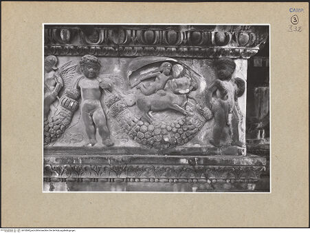 Vorderseite von ICCD [https://www.deutsche-digitale-bibliothek.de/content/lizenzen/rv-ez/] Triumphbogen Alfonsos VFries mit Putten, Herkulesszenen und Inschrift - Detail: Kentaur und Knabe, bh102842_recto. Foto.