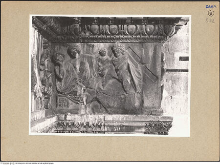 Vorderseite von ICCD [https://www.deutsche-digitale-bibliothek.de/content/lizenzen/rv-ez/] Triumphbogen Alfonsos VFries mit Putten, Herkulesszenen und Inschrift - Relief über dem rechten Säulenpaar: Omphale gebiert einen Sohn des Herkules, bh102844_recto. Foto.