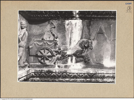 Vorderseite von ICCD [https://www.deutsche-digitale-bibliothek.de/content/lizenzen/rv-ez/] Triumphbogen Alfonsos VFries mit Putten, Herkulesszenen und Inschrift - Wagenlenker links, bh102846_recto. Foto.