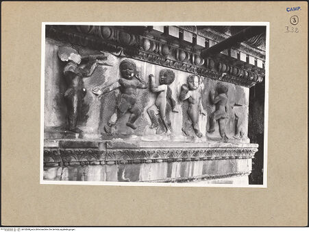 Vorderseite von ICCD [https://www.deutsche-digitale-bibliothek.de/content/lizenzen/rv-ez/] Triumphbogen Alfonsos VFries mit Putten, Herkulesszenen und Inschrift - Linke Seite, Tanzende und musizierende Putten, bh102848_recto. Foto.