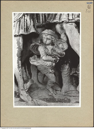 Vorderseite von ICCD [https://www.deutsche-digitale-bibliothek.de/content/lizenzen/rv-ez/] Triumphbogen Alfonsos VTriumphaler Einzug Alfons V. in NeapelMusikantengruppe - Detail: musizierendes Kind, bh102849_recto. Foto.