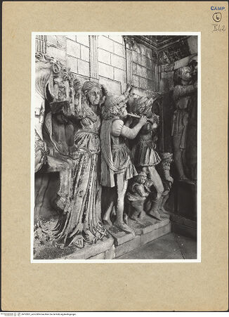 Vorderseite von ICCD [https://www.deutsche-digitale-bibliothek.de/content/lizenzen/rv-ez/] Triumphbogen Alfonsos VTriumphaler Einzug Alfons V. in NeapelMusikantengruppe - Seitenansicht von links, bh102851_recto. Foto.