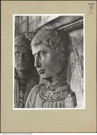 Vorderseite von ICCD [https://www.deutsche-digitale-bibliothek.de/content/lizenzen/rv-ez/] Triumphbogen Alfonsos VTriumphaler Einzug Alfons V. in NeapelAlfons V. auf dem Triumphwagen thronend - Baldachinträger, Detail: Kopf, bh102854_recto. Foto.