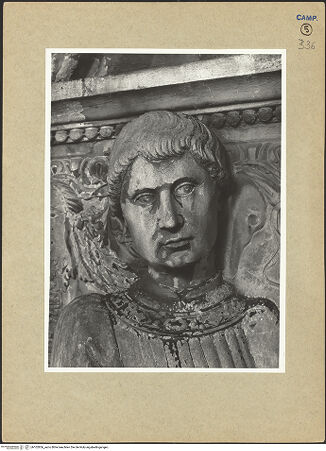 Vorderseite von ICCD [https://www.deutsche-digitale-bibliothek.de/content/lizenzen/rv-ez/] Triumphbogen Alfonsos VTriumphaler Einzug Alfons V. in NeapelAlfons V. auf dem Triumphwagen thronend - Baldachinträger, Detail: Kopf, bh102856_recto. Foto.