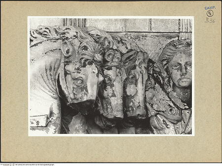 Vorderseite von ICCD [https://www.deutsche-digitale-bibliothek.de/content/lizenzen/rv-ez/] Triumphbogen Alfonsos VTriumphaler Einzug Alfons V. in NeapelAlfons V. auf dem Triumphwagen thronend - Rosse des Triumphwagens, Detail: Köpfe, bh102860_recto. Foto.