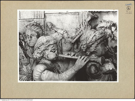 Vorderseite von ICCD [https://www.deutsche-digitale-bibliothek.de/content/lizenzen/rv-ez/] Triumphbogen Alfonsos VTriumphaler Einzug Alfons V. in NeapelMusikantengruppe - Detail: Köpfe, bh102862_recto. Foto.