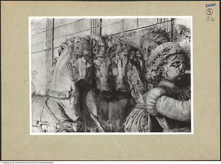 Vorderseite von ICCD [https://www.deutsche-digitale-bibliothek.de/content/lizenzen/rv-ez/] Triumphbogen Alfonsos VTriumphaler Einzug Alfons V. in NeapelAlfons V. auf dem Triumphwagen thronend - Rosse des Triumphwagens und musizierender Knabe, Detail: Köpfe, bh102864_recto. Foto.