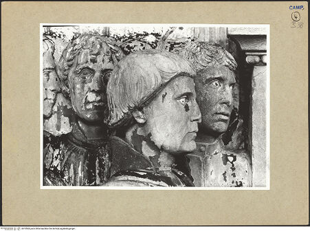 Vorderseite von ICCD [https://www.deutsche-digitale-bibliothek.de/content/lizenzen/rv-ez/] Triumphbogen Alfonsos VTriumphaler Einzug Alfons V. in NeapelDas Gefolge der Barone - Detail: Köpfe, bh102865_recto. Foto.