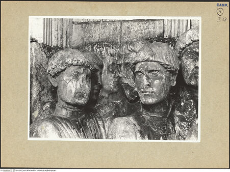 Vorderseite von ICCD [https://www.deutsche-digitale-bibliothek.de/content/lizenzen/rv-ez/] Triumphbogen Alfonsos VTriumphaler Einzug Alfons V. in NeapelDas Gefolge der Barone - Detail: Köpfe, bh102867_recto. Foto.