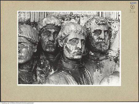 Vorderseite von ICCD [https://www.deutsche-digitale-bibliothek.de/content/lizenzen/rv-ez/] Triumphbogen Alfonsos VTriumphaler Einzug Alfons V. in NeapelDas Gefolge der Barone - Detail: Köpfe, bh102868_recto. Foto.