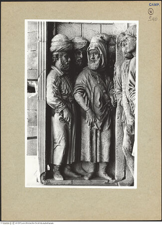 Vorderseite von ICCD [https://www.deutsche-digitale-bibliothek.de/content/lizenzen/rv-ez/] Triumphbogen Alfonsos VTriumphaler Einzug Alfons V. in NeapelGesandtschaft der Tunesier - Figuren rechts außen, bh102872_recto. Foto.