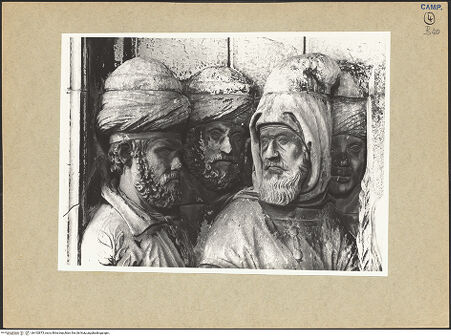 Vorderseite von ICCD [https://www.deutsche-digitale-bibliothek.de/content/lizenzen/rv-ez/] Triumphbogen Alfonsos VTriumphaler Einzug Alfons V. in NeapelGesandtschaft der Tunesier - Detail: Köpfe, bh102873_recto. Foto.