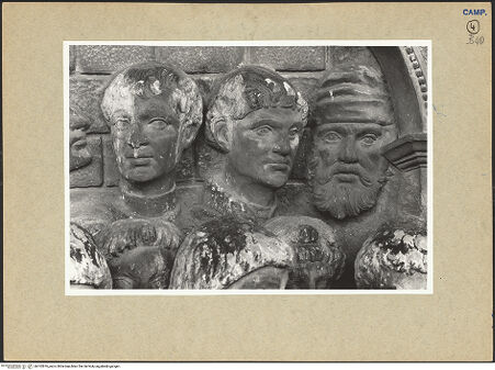 Vorderseite von ICCD [https://www.deutsche-digitale-bibliothek.de/content/lizenzen/rv-ez/] Triumphbogen Alfonsos VTriumphaler Einzug Alfons V. in NeapelRepräsentanten der neapolitanischen Bevölkerung - Detail: Köpfe unter dem Bogen, bh102876_recto. Foto.