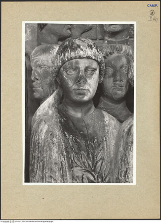 Vorderseite von ICCD [https://www.deutsche-digitale-bibliothek.de/content/lizenzen/rv-ez/] Triumphbogen Alfonsos VTriumphaler Einzug Alfons V. in NeapelRepräsentanten der neapolitanischen Bevölkerung - Zweite Figur von links, Detail: Oberkörper, bh102877_recto. Foto.