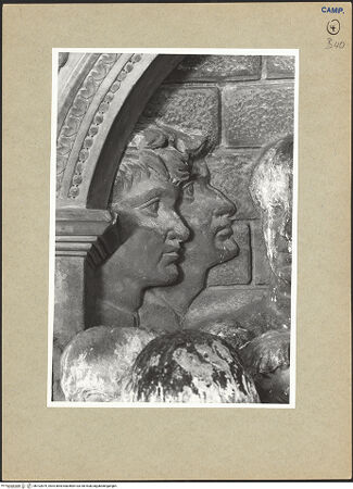 Vorderseite von ICCD [https://www.deutsche-digitale-bibliothek.de/content/lizenzen/rv-ez/] Triumphbogen Alfonsos VTriumphaler Einzug Alfons V. in NeapelRepräsentanten der neapolitanischen Bevölkerung - Zwei Profilköpfe links unter dem Bogen, bh102879_recto. Foto.