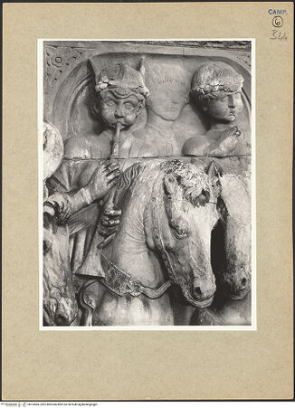 Vorderseite von ICCD [https://www.deutsche-digitale-bibliothek.de/content/lizenzen/rv-ez/] Triumphbogen Alfonsos VTriumphaler Einzug Alfons V. in NeapelBerittene Bläser und Trommler - Musikanten, Detail: Oberkörper, bh102884_recto. Foto.