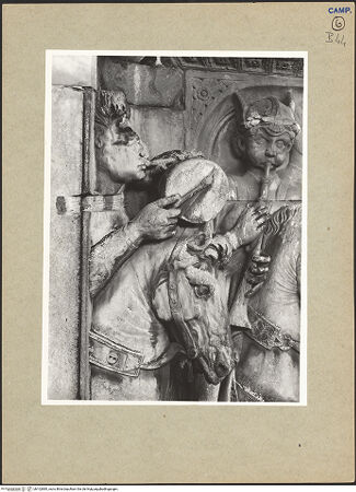 Vorderseite von ICCD [https://www.deutsche-digitale-bibliothek.de/content/lizenzen/rv-ez/] Triumphbogen Alfonsos VTriumphaler Einzug Alfons V. in NeapelBerittene Bläser und Trommler - Trommler und Bläser links, Detail, bh102885_recto. Foto.